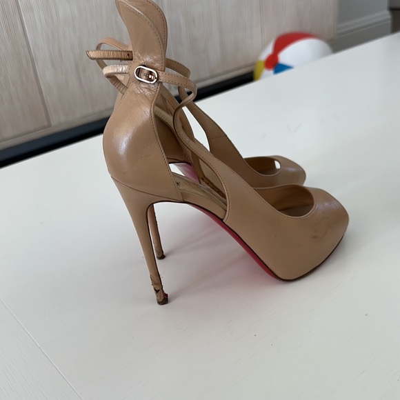 Peep toe Christian louboutin nude pump. Preloved. Size 38 - Picture 4 of 4